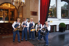 Marching Band vor dem Hotel