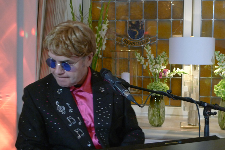 Showtime: Paul Bacon ist "Elton John".