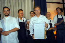 Gewinner des Großen Gourmet Preises: Sven Elverfeld mit Urkunde