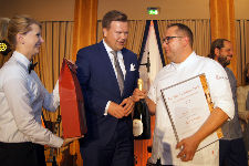 Auszeichnung von Ronny Siewert durch Lars Schwarz Präsident, DEHOGA Mecklenburg-Vorpommern e.V