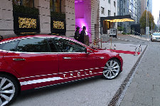 Die Gäste können kommen: Roter Teppich und roter Tesla 