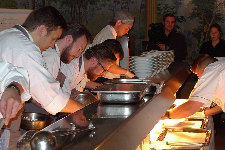 Hand-in-Handarbeit beim Anrichten der Speisen für 160 Gäste